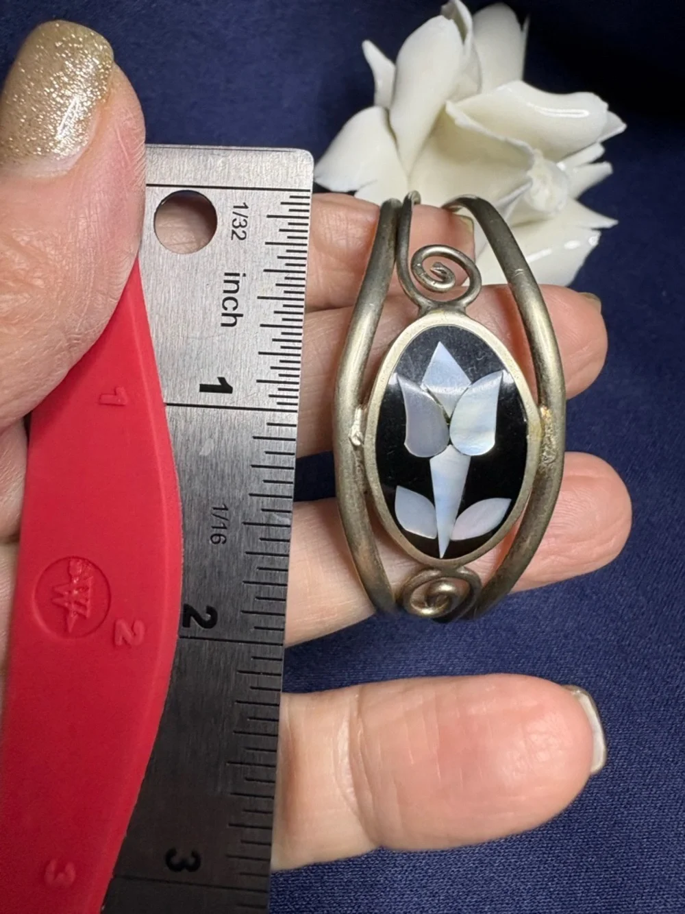 Bracelet Alpaca Mexico Mother-of-Pearl Black Onyx Cuff Floral Design Vintage